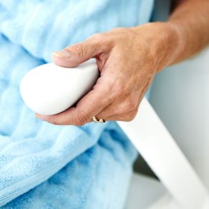 Etac Relax 81703060 Duschsitz mit Armlehnen und Rückenlehne weiß